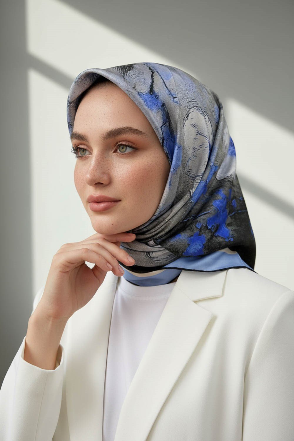 %100 Twill İpek Yağlı Boya Çiçek Desenli İndigo Renkli 90x90 Eşarp Dikim Şekli : El Dikişi