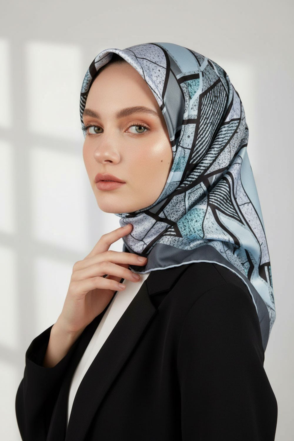 Kristal Geometrik Desenli Turkuaz Renkli 90x90 Eşarp (İpek İçermez) Kenar Dikiş Şekli El Dikişli