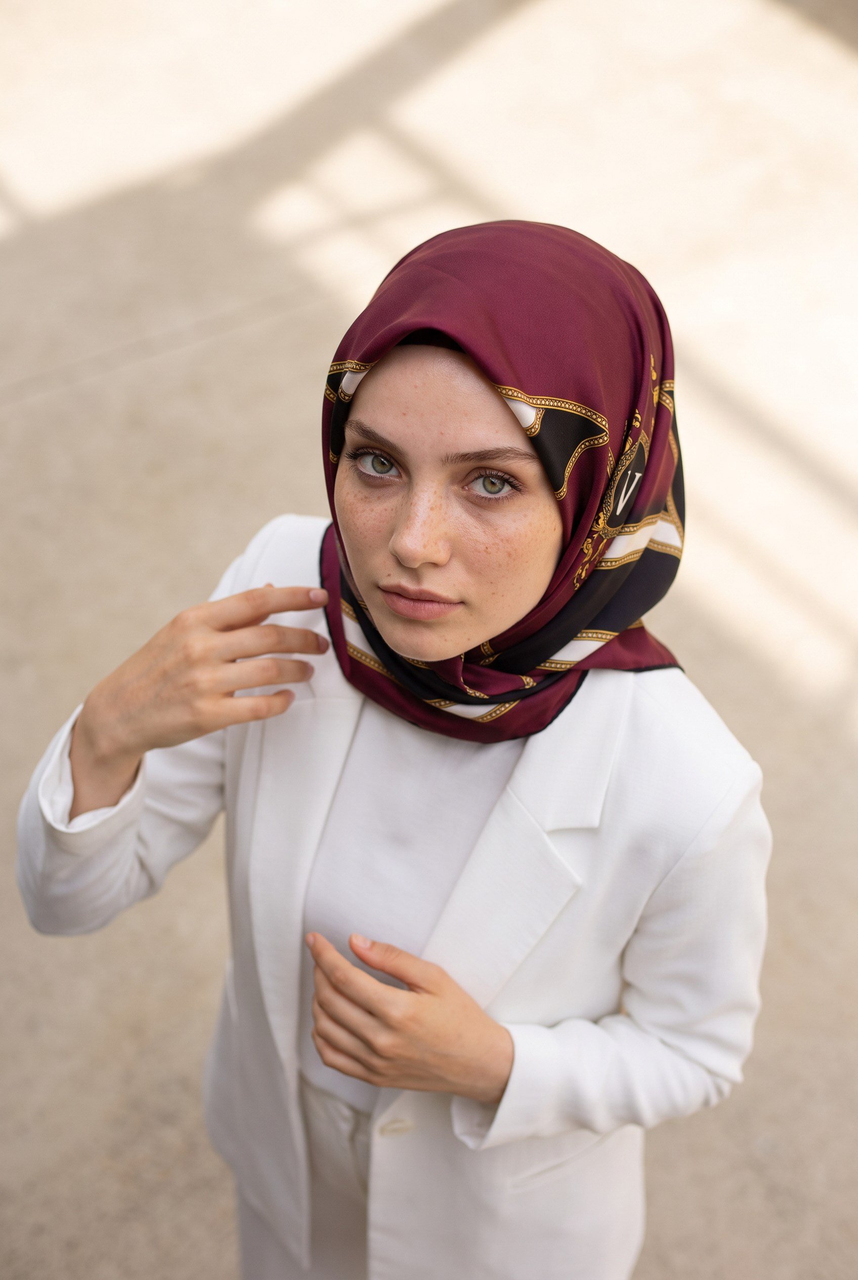 %100 Twill İpek Baroklu Ve Geometrik Desenli Bordo - Siyah Renkli 90x90 Eşarp Dikim Şekli : El Dikişi