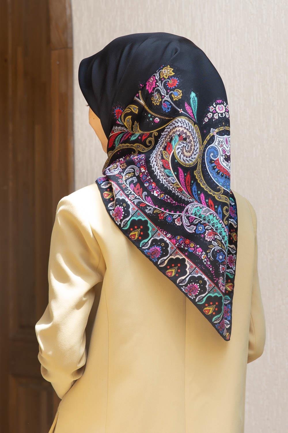100% Twill İpek Etnik Desenli Siyah - Fuşya Renkli 90x90 Dikim Şekli : El Dikişi Eşarp