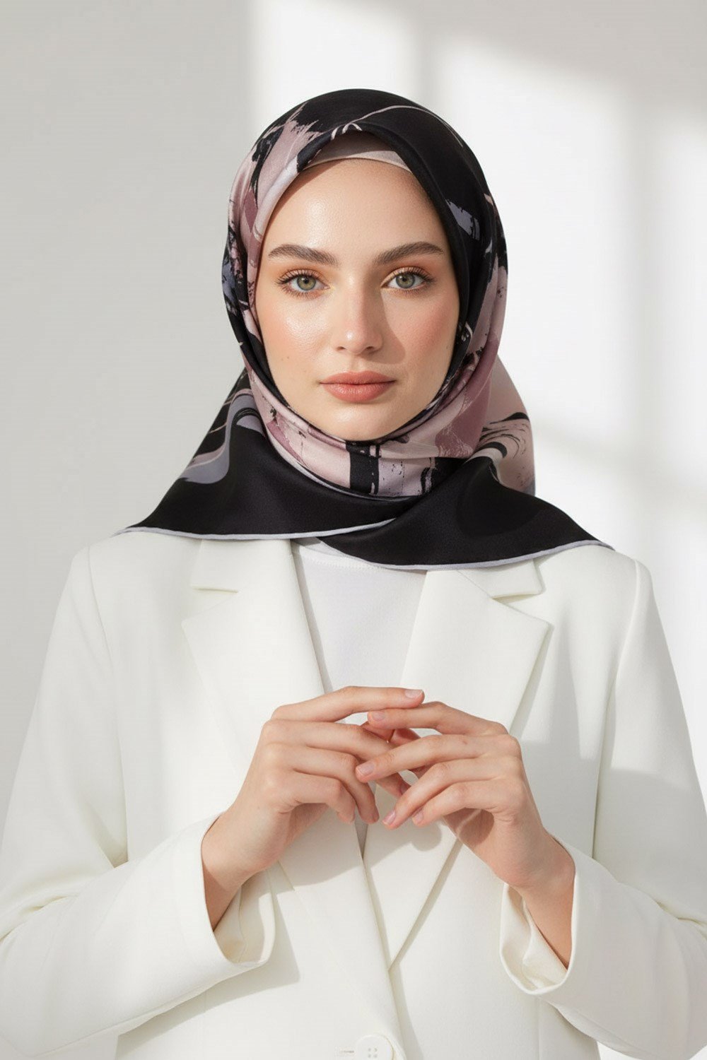 % 57 İPEK % 43 VİSKON Twill İpek Geometrik Desenli Siyah - Pudra Renkli 90x90 Eşarp Dikim Şekli : El Dikişi