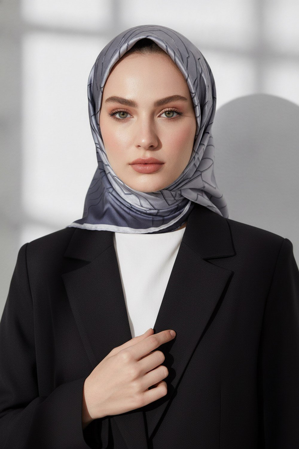 %100 Twill İpek Geometrik Desenli Gümüş Renkli 90x90 Eşarp Dikim Şekli : El Dikişi