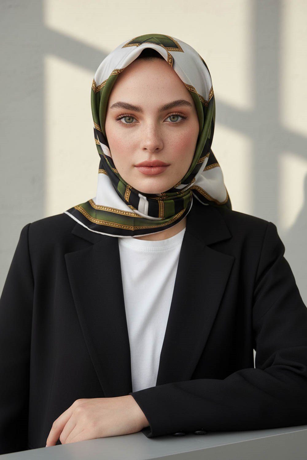 %100 Twill İpek Geometrik Desenli Siyah - Haki Renkli 90x90 Eşarp Dikim Şekli : El Dikişi