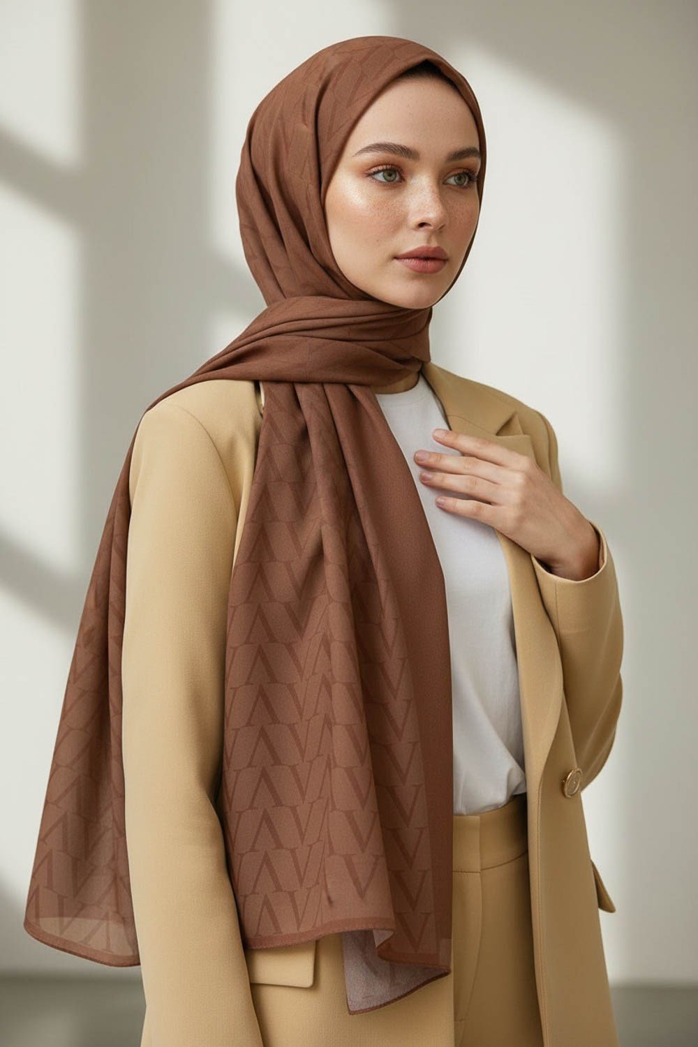 KREP DEGRADELİ MONOGRAM DESENLİ SOMON RENKLİ 75X195 KIRIŞMAZ ŞAL