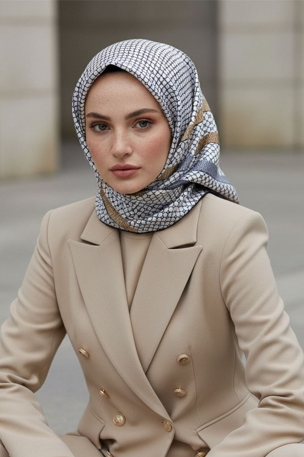 %100 Twill İpek Bantlı Monogram Desenli Gold - Gri Renkli 90x90 Eşarp Dikim Şekli : El Dikişi