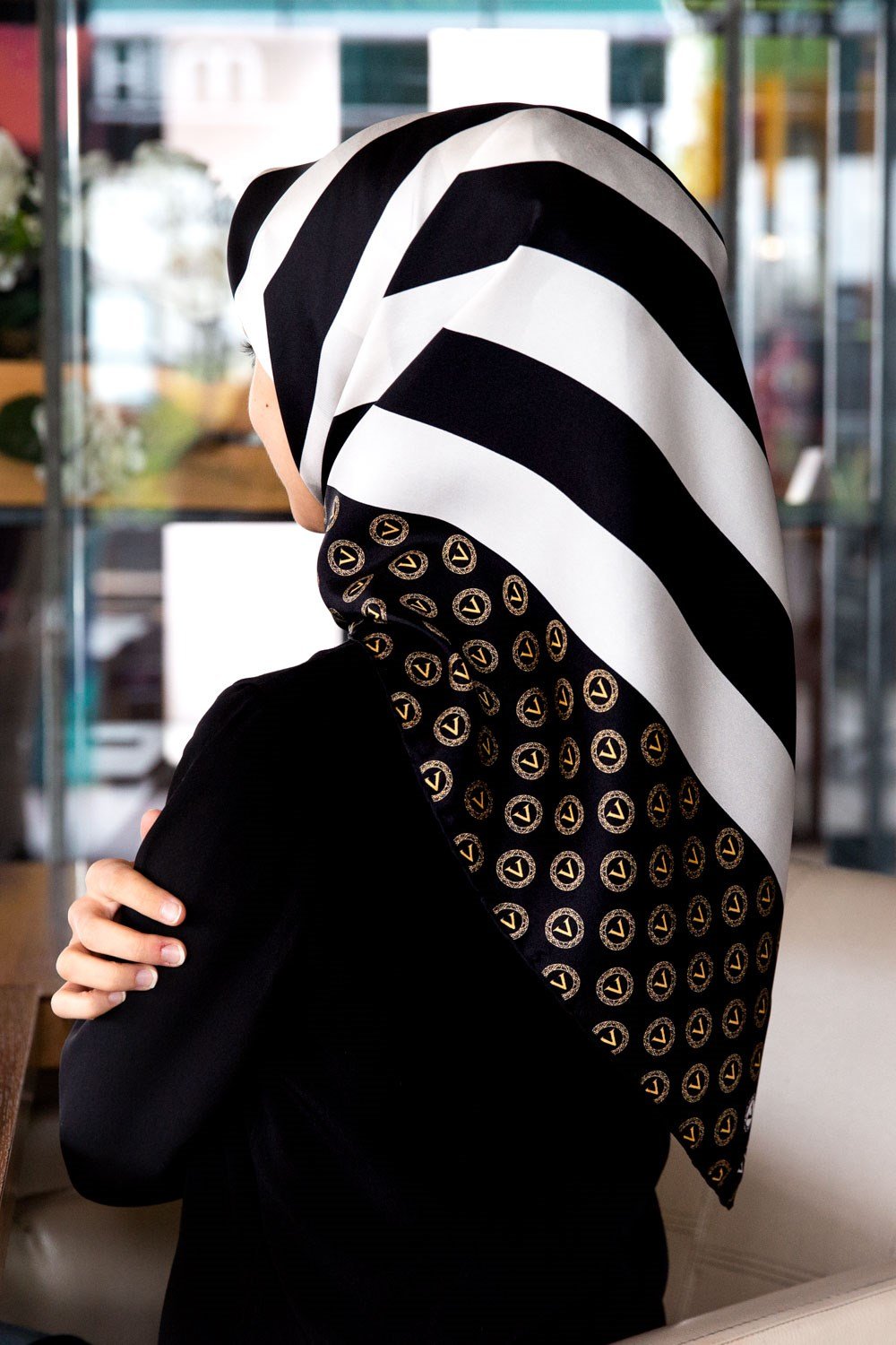 %100 Twill İpek Monogram Şerit Desenli Siyah - Krem Renkli 90x90 Eşarp Dikim Şekli : El Dikişi