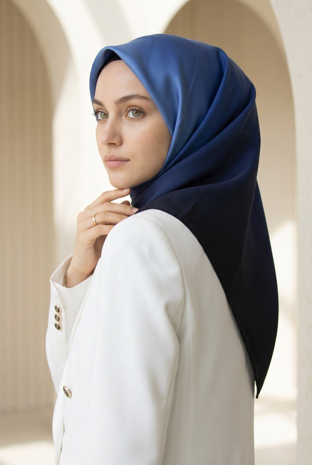 %100 Twill İpek Degrade Desenli Lacivert - Buz Mavisi Renkli 90x90 Eşarp Dikim Şekli : El Dikişi