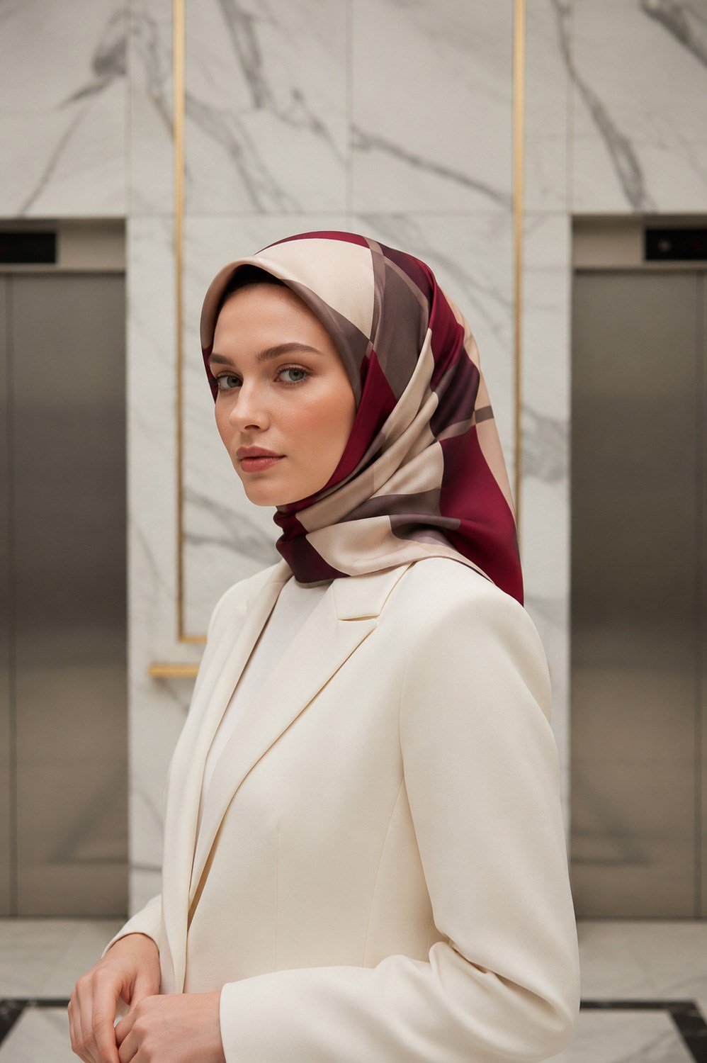 % 57 İPEK % 43 VİSKON Twill İpek Geometrik Desenli Bej - Bordo Renkli 90x90 Eşarp Dikim Şekli : El Dikişi