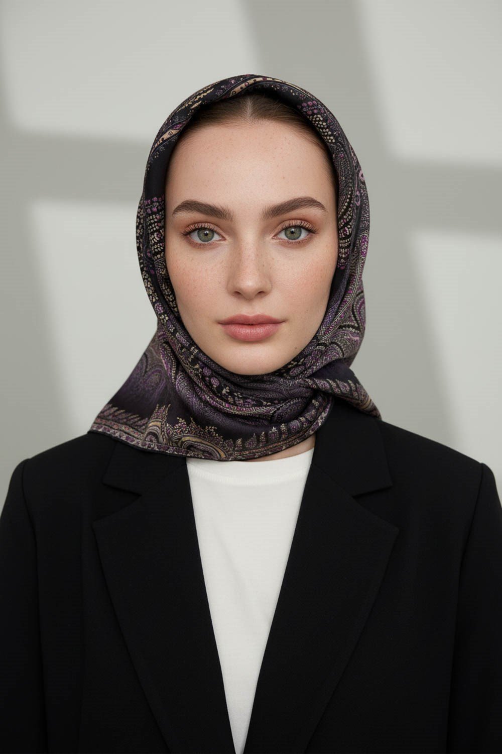 %100 Twill İpek Şal Desenli Siyah Renkli 90x90 Eşarp Dikim Şekli : El Dikişi