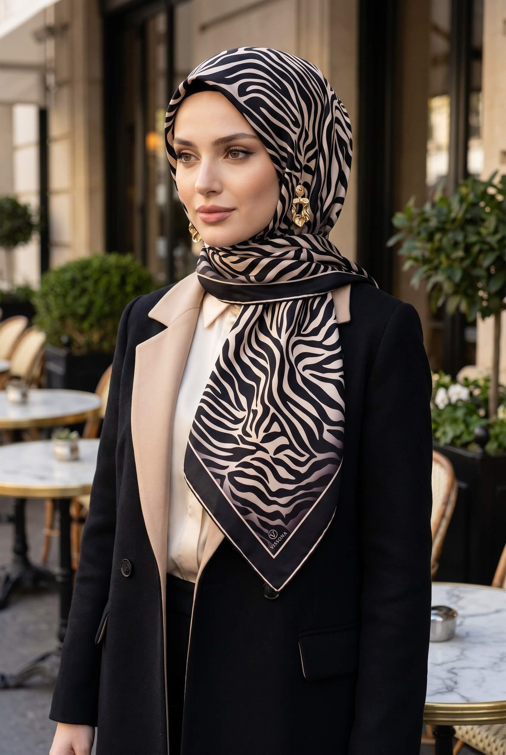 %100 Twill İpek Zebra Desenli Krem - Siyah Renkli 90x90 Eşarp Dikim Şekli : El Dikişi
