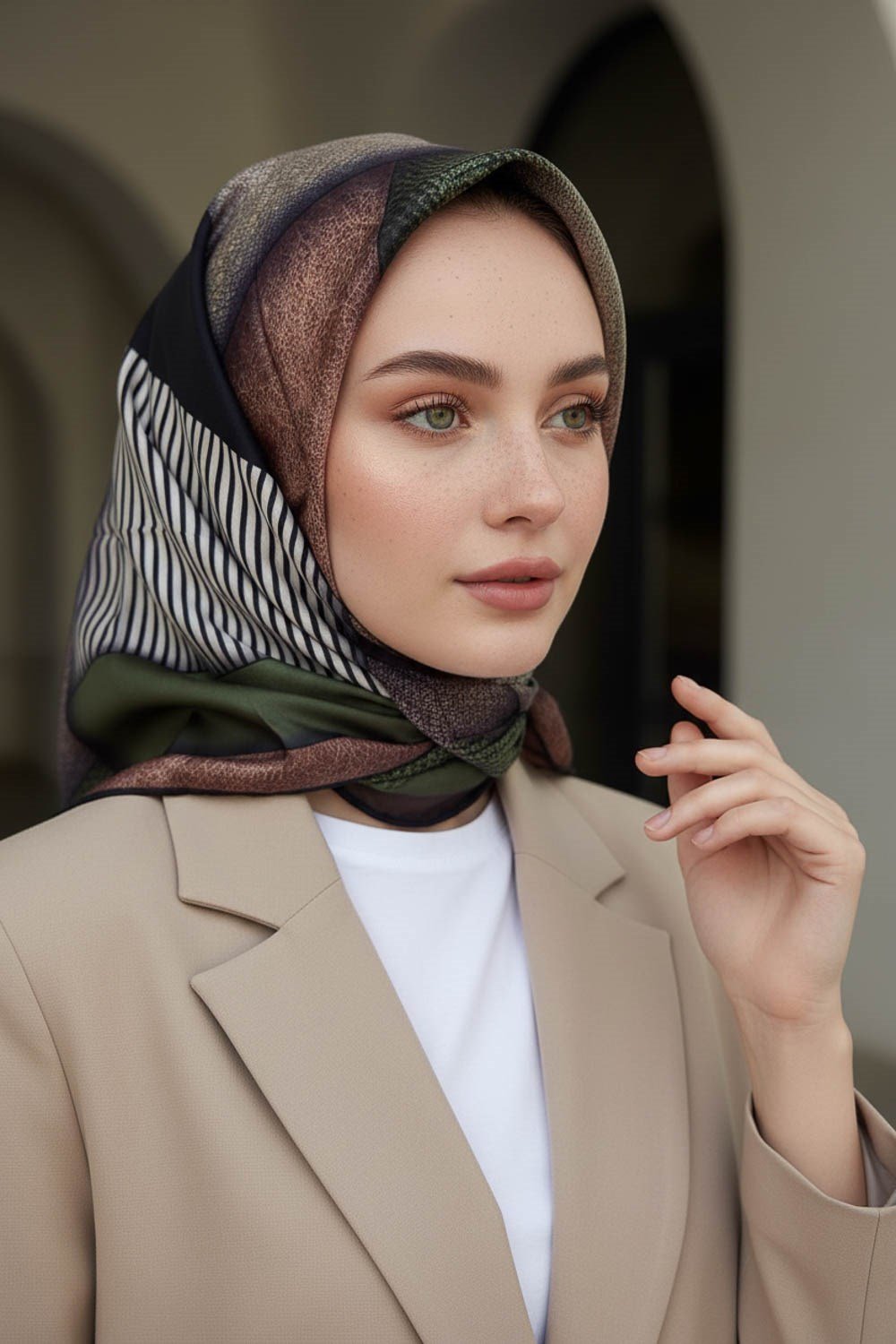 %100 Twill İpek Dokulu ve Geometrik Desenli Haki - Vizon Yeşili Renkli 90x90 Eşarp Dikim Şekli : El Dikişi