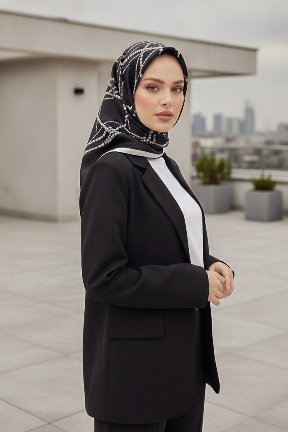 %100 Twill İpek İnci Desenli Siyah - Beyaz Renkli 90x90 Eşarp Kenar Dikiş Şekli : El Dikişli
