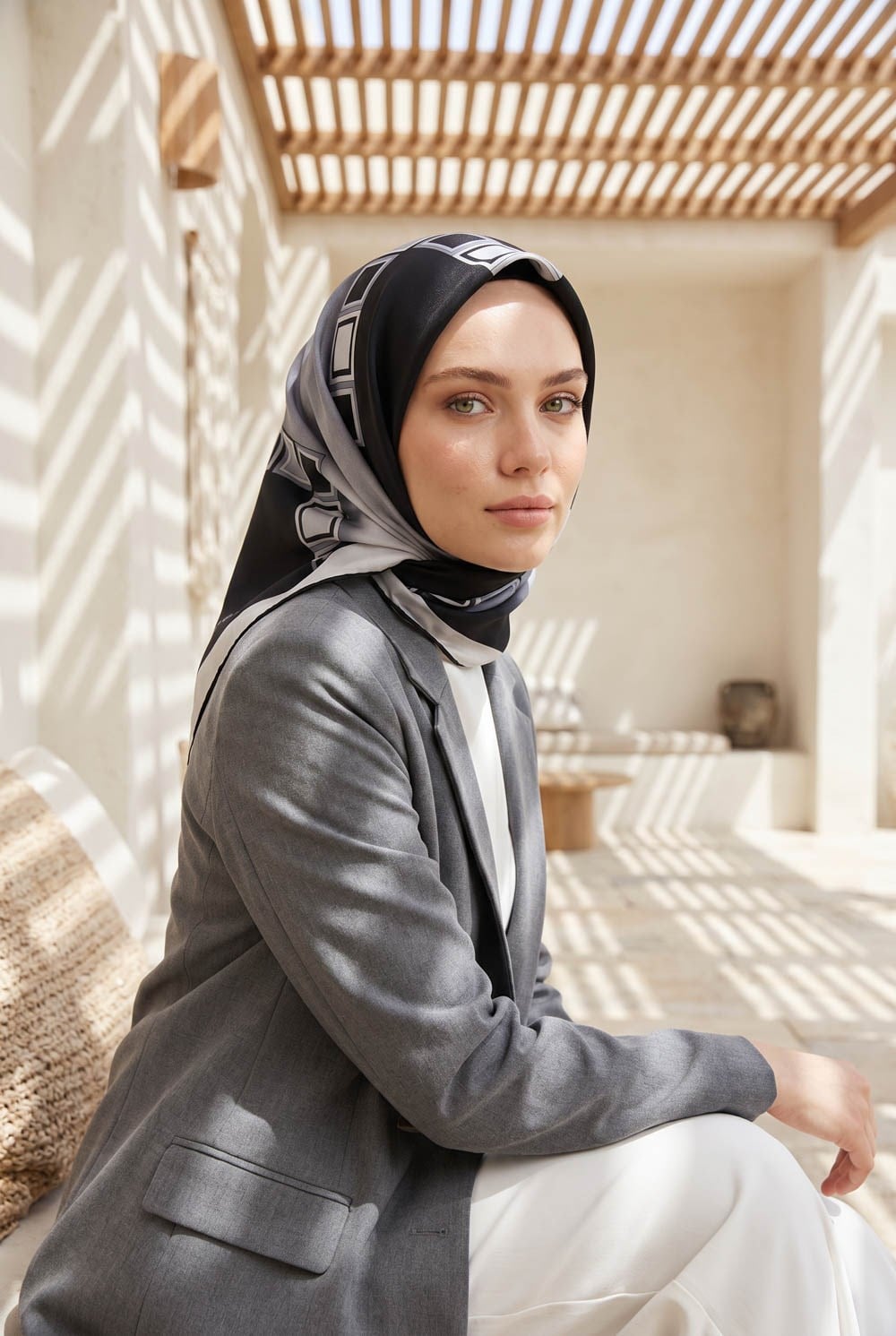 %100 Twill İpek Geometrik Desenli Siyah - Gri Renkli 90x90 Eşarp Dikim Şekli : El Dikişi