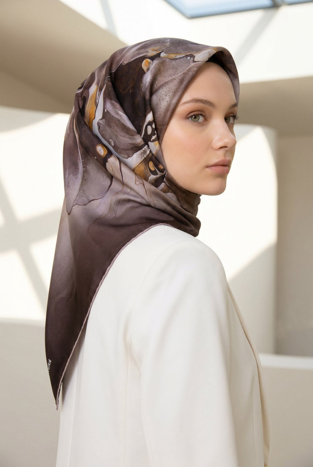 %100 Twill İpek Batik Çiçek Desenli Kahverengi - Krem Renkli 90x90 Eşarp Dikim Şekli : El Dikişi