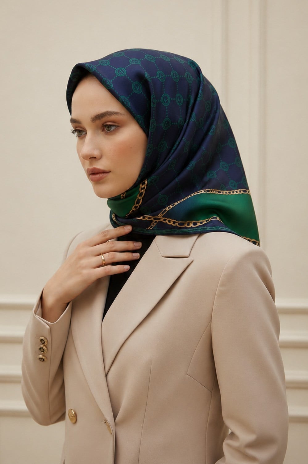 % 57 İPEK % 43 VİSKON Twill İpek Zincirli Ve Monogram Desenli Lacivert - Zümrüt Yeşili Renkli 90x90 Eşarp Dikim Şekli : El Dikişi