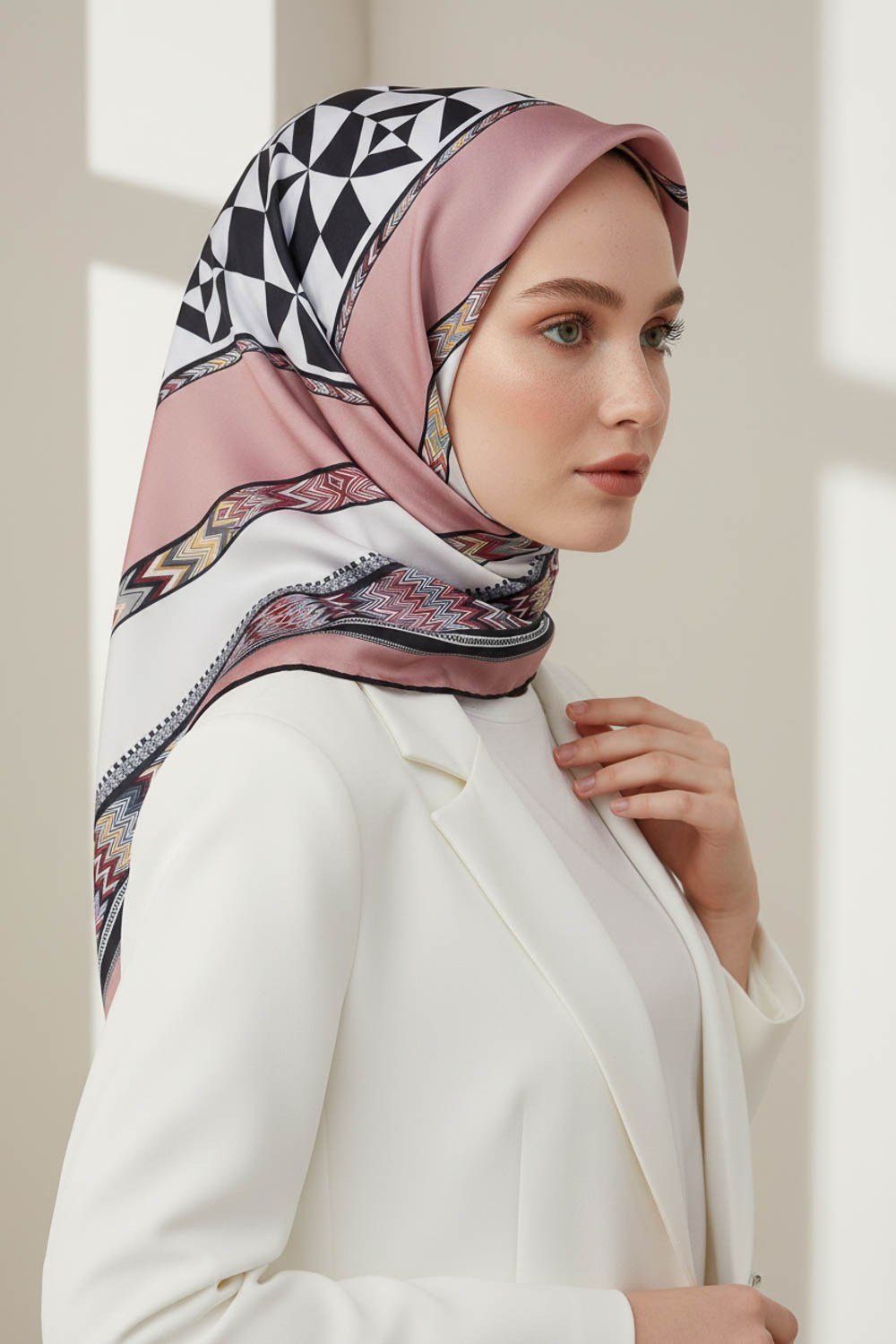 Kristal Geometrik Desenli Pudra - Krem Renkli 90x90 Dikim Şekli : El Dikişi Eşarp (İpek İçermez)