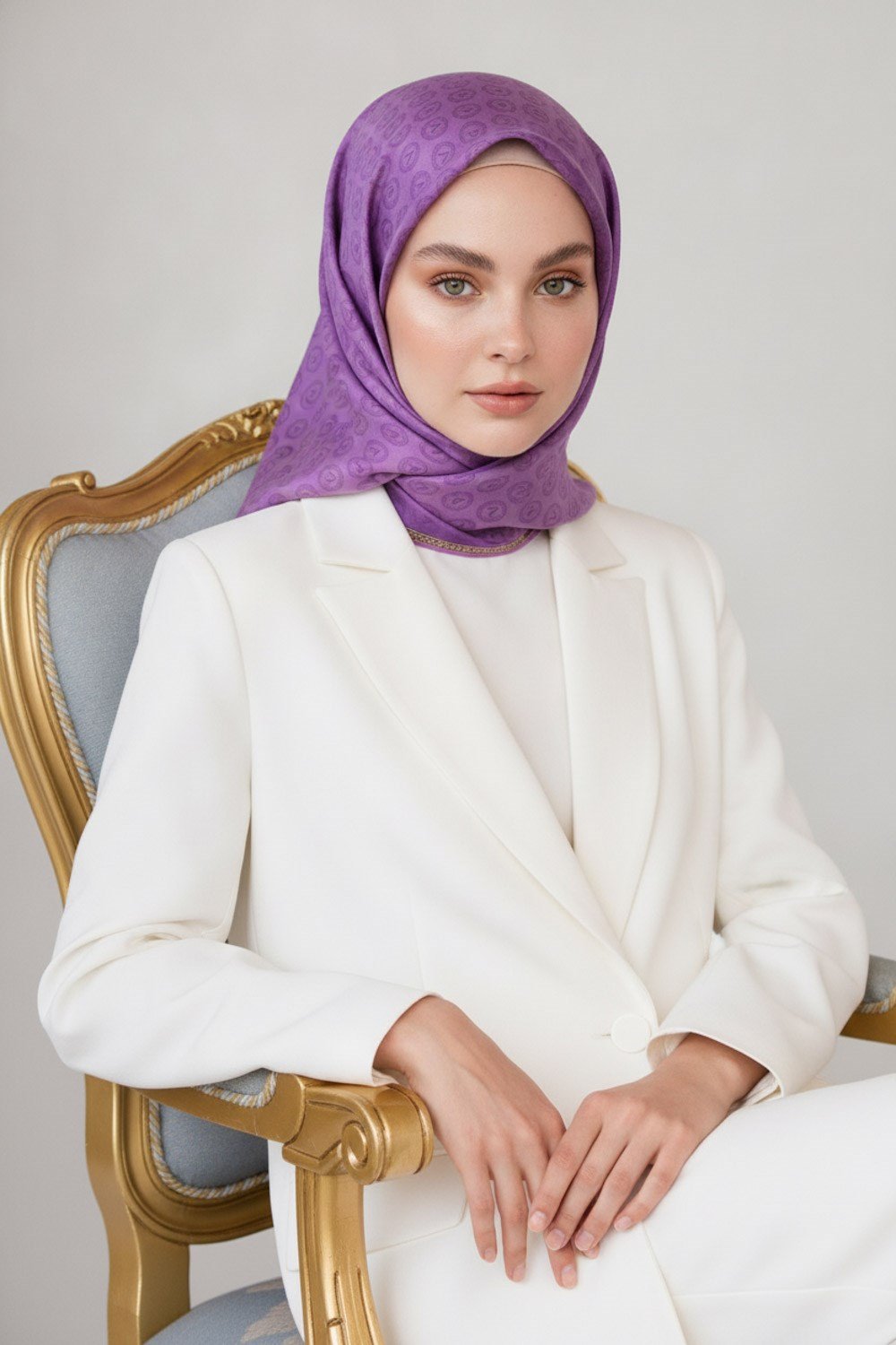 % 57 İPEK % 43 VİSKON Twill İpek Monogram Desenli Mor Renkli 90x90 Eşarp Dikim Şekli : El Dikişi