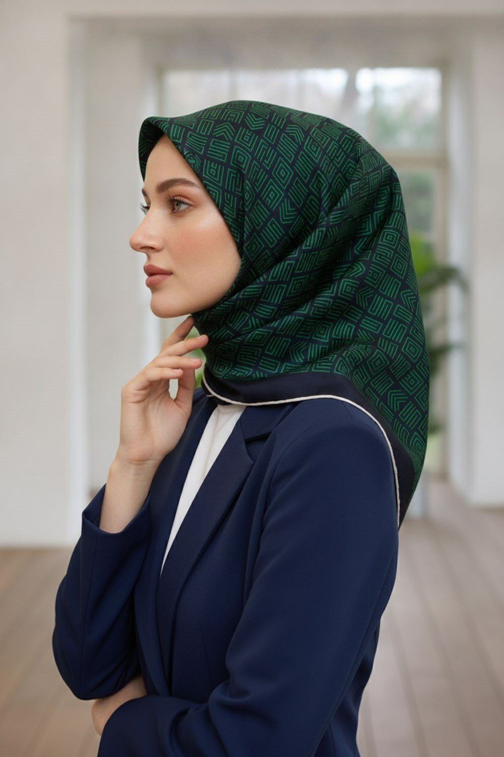 %57 İPEK %43 VİSKON Twill İpek Etnik Motif Desenli Zümrüt Yeşili - Lacivert Renkli 90x90 Eşarp Dikim Şekli : El Dikişi