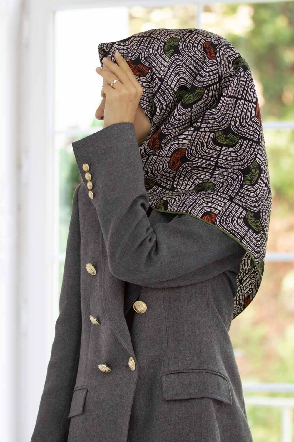 %100 Twill İpek Geometrik Desenli Taba - Haki Renkli 90x90 Eşarp Dikim Şekli : El Dikişi