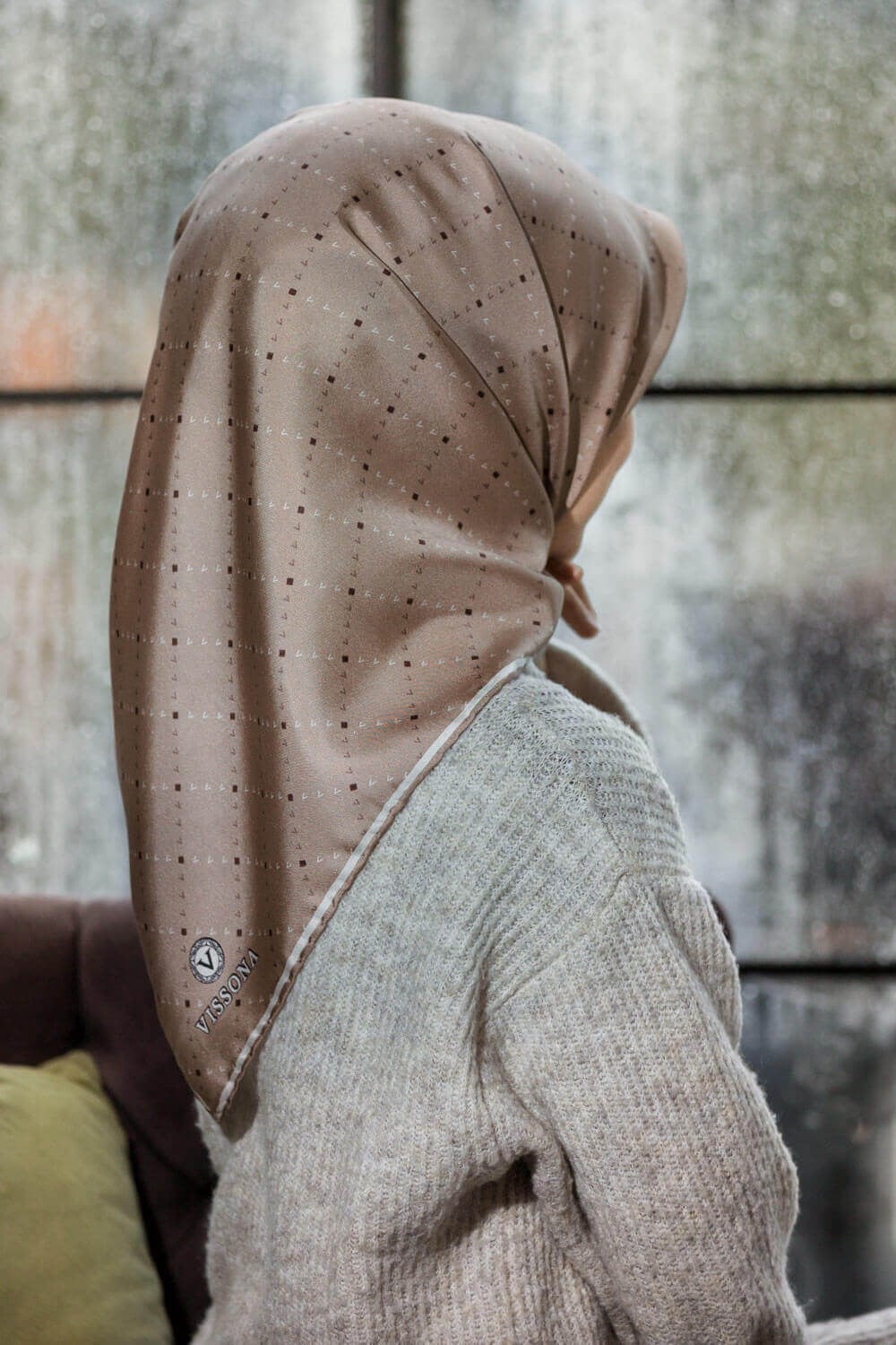 %100 Twill İpek Minik V Desenli Bej Renkli 90x90 Eşarp Dikim Şekli : El Dikişi