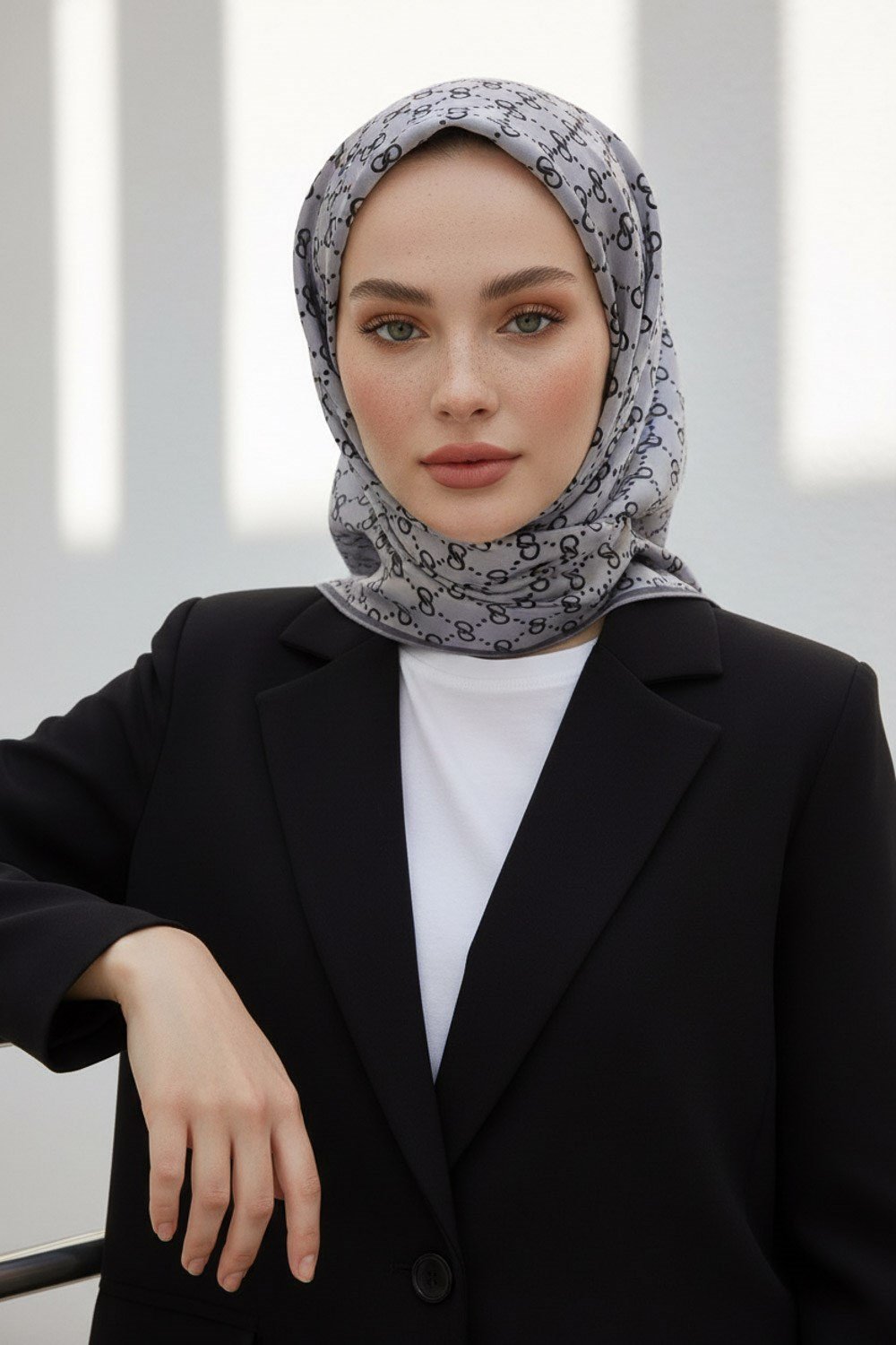 %57 İPEK %43 VİSKON Twill İpek Leopar Desenli Gri Renkli 90x90 Eşarp Dikim Şekli : El Dikişi