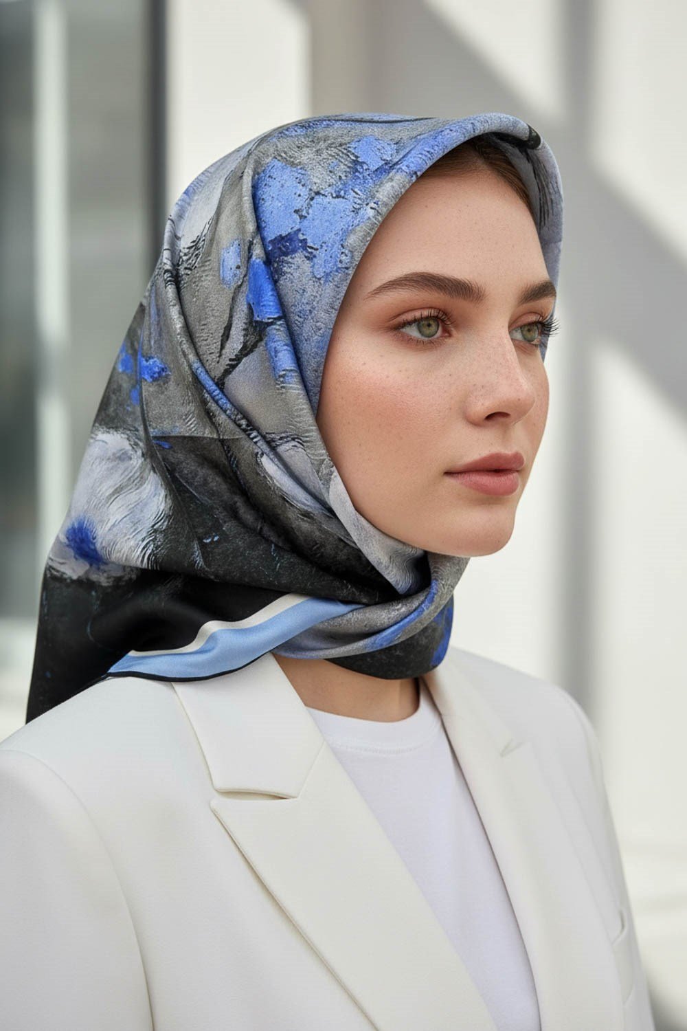 %100 Twill İpek Yağlı Boya Çiçek Desenli İndigo Renkli 90x90 Eşarp Dikim Şekli : El Dikişi