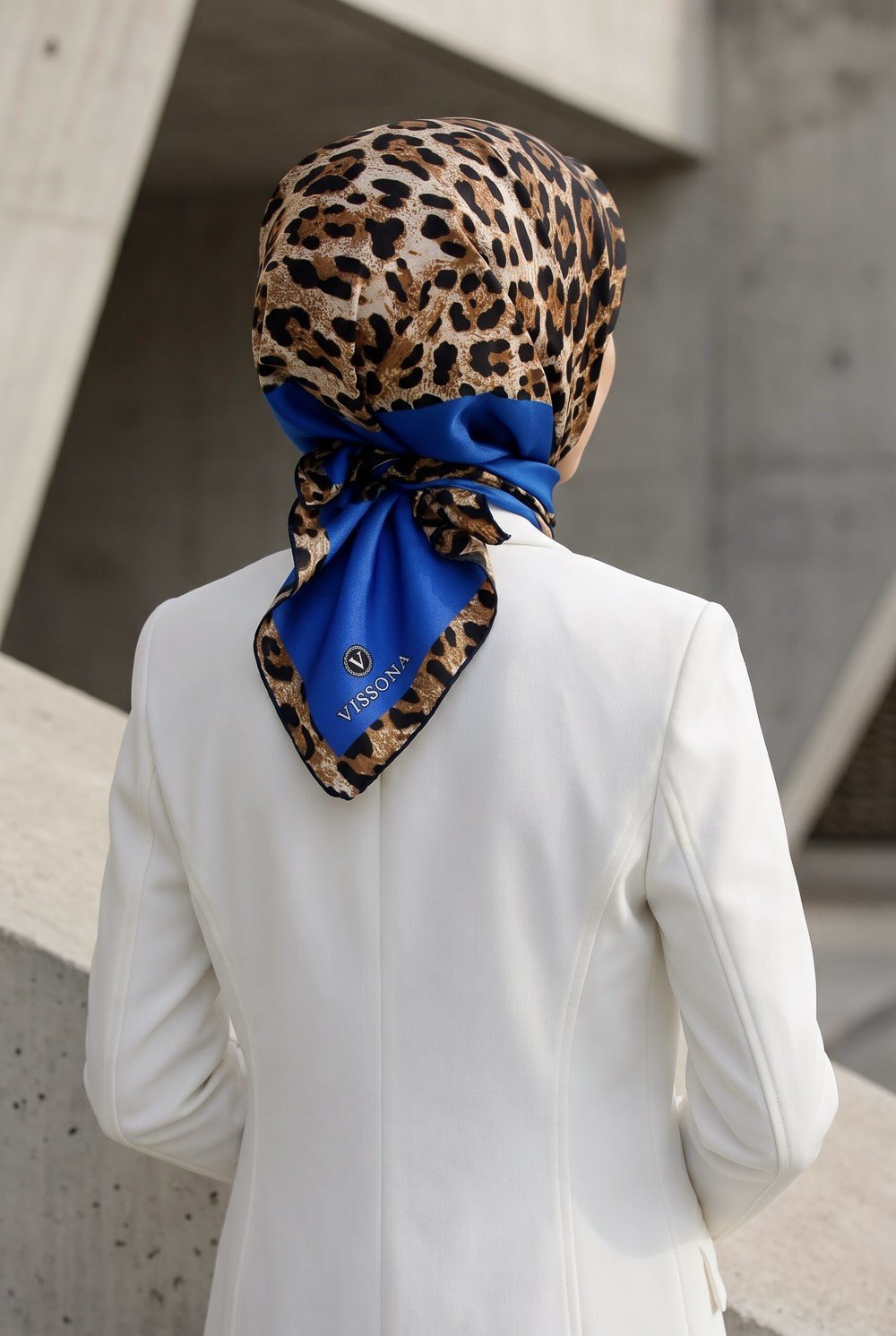 %100 Twill İpek Leopar Desenli Saks Renkli 90x90 Eşarp Dikim Şekli : El Dikişi