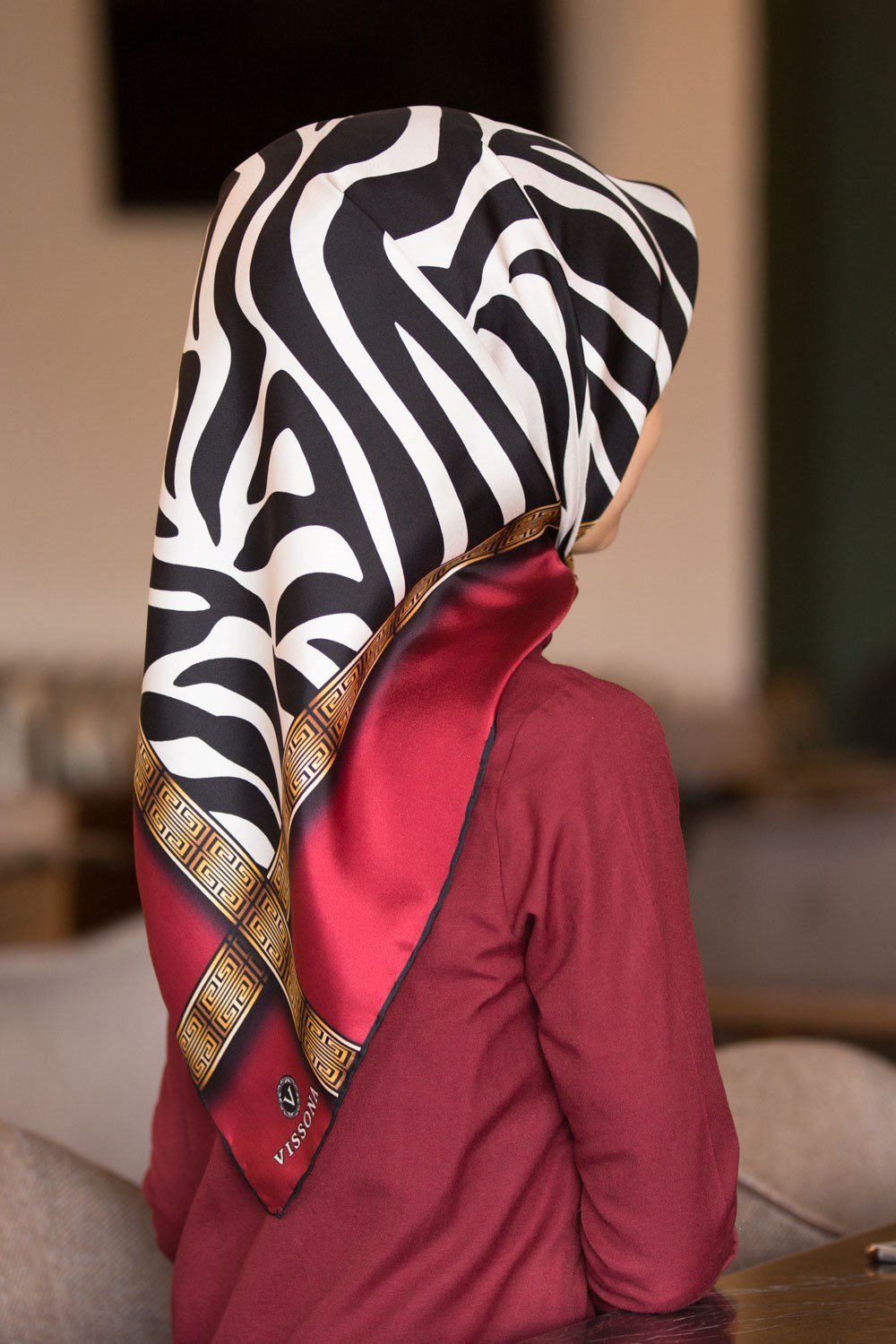% 57 İPEK % 43 VİSKON Twill İpek Zebra Desenli Bordo - Gold Renkli 90x90 Eşarp Dikim Şekli : El Dikişi