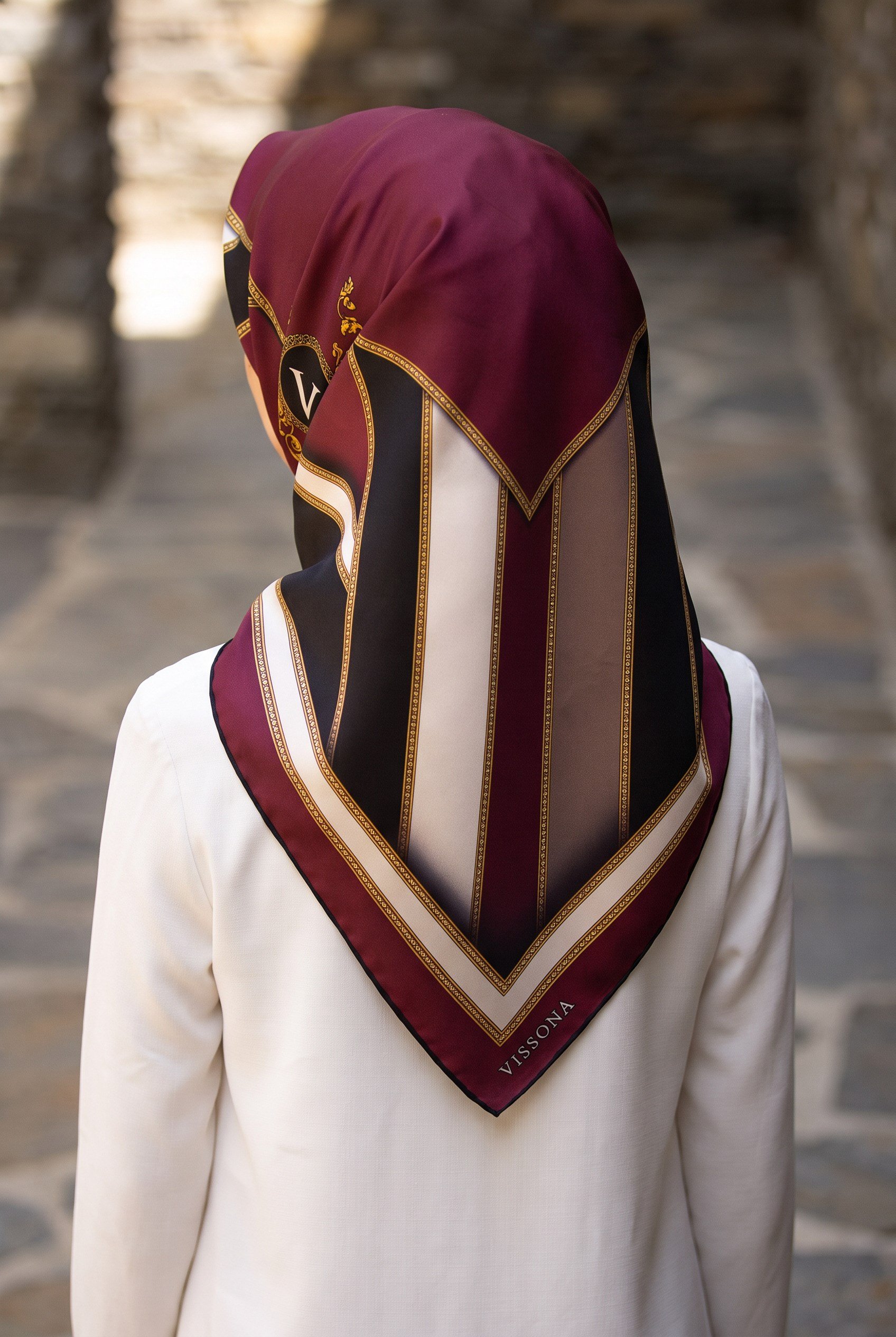 %100 Twill İpek Baroklu Ve Geometrik Desenli Bordo - Siyah Renkli 90x90 Eşarp Dikim Şekli : El Dikişi
