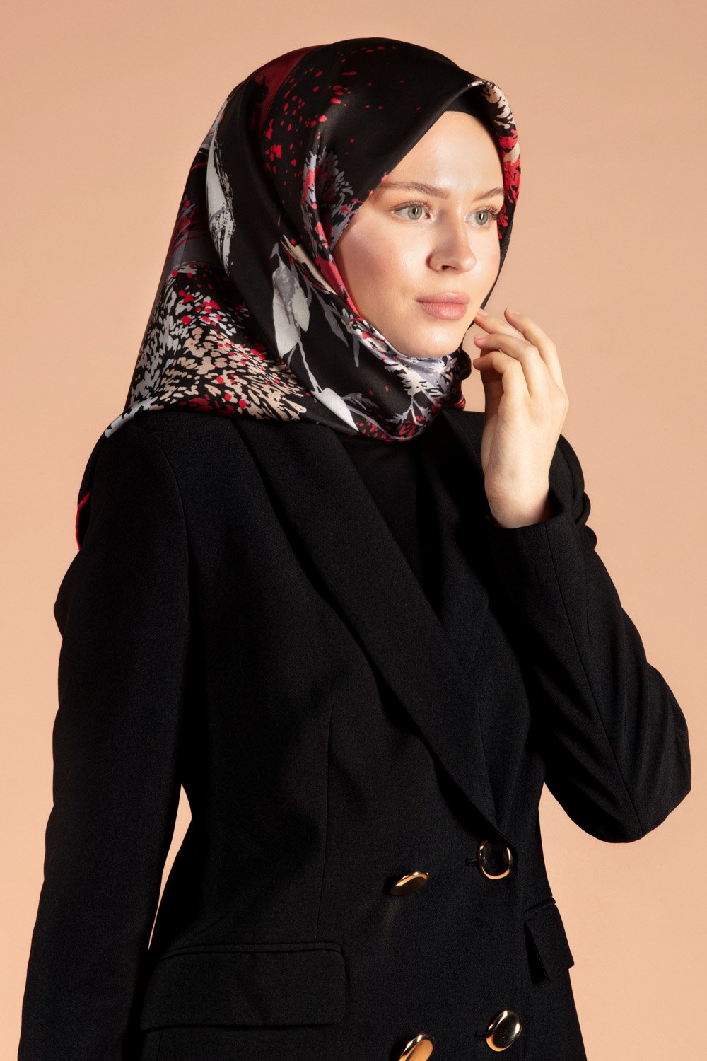 %100 Twill İpek Suluboya Çiçek Desenli Siyah - Bordo Renkli 90x90 Eşarp Dikim Şekli : El Dikişi