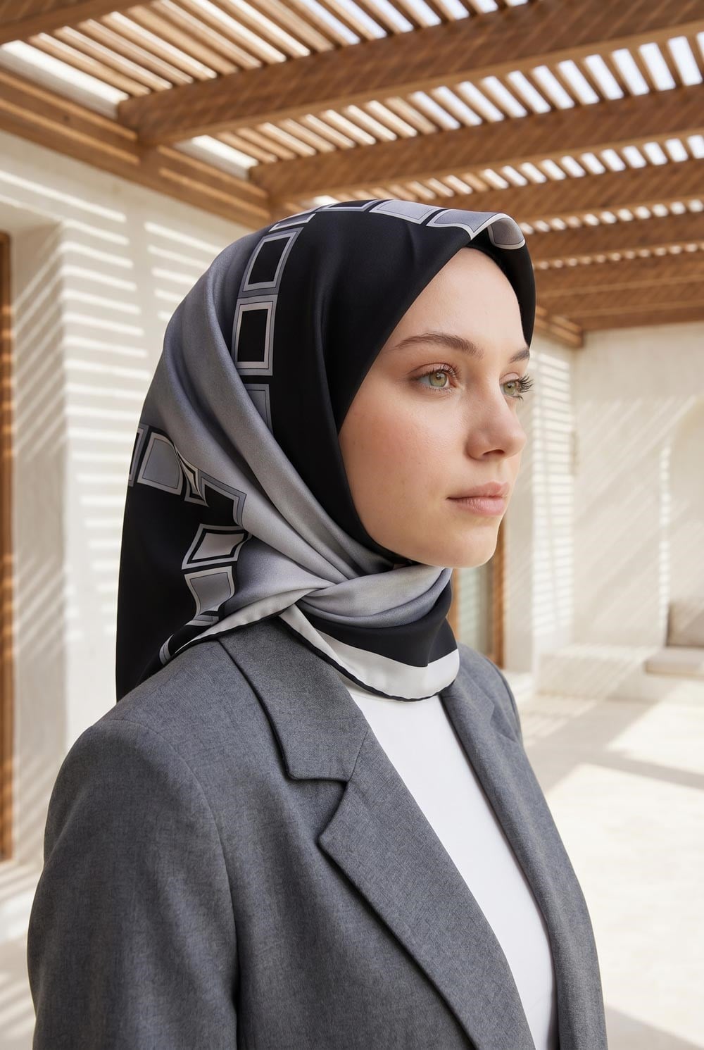 %100 Twill İpek Geometrik Desenli Siyah - Gri Renkli 90x90 Eşarp Dikim Şekli : El Dikişi