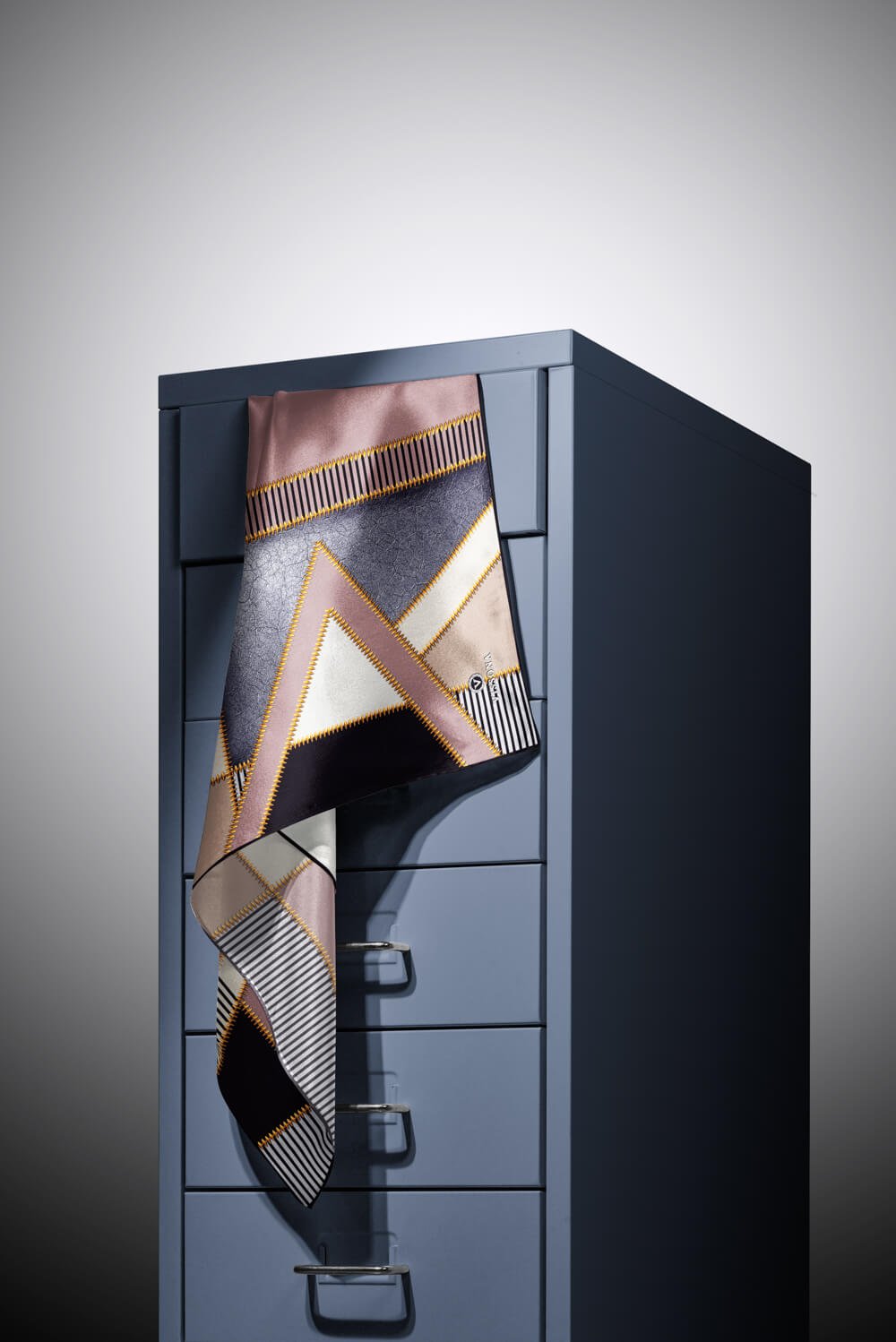 % 57 İPEK % 43 VİSKON Twill İpek Geometrik Desenli Sütlü Kahve - Krem Renkli 90x90 Eşarp Dikim Şekli : El Dikişi