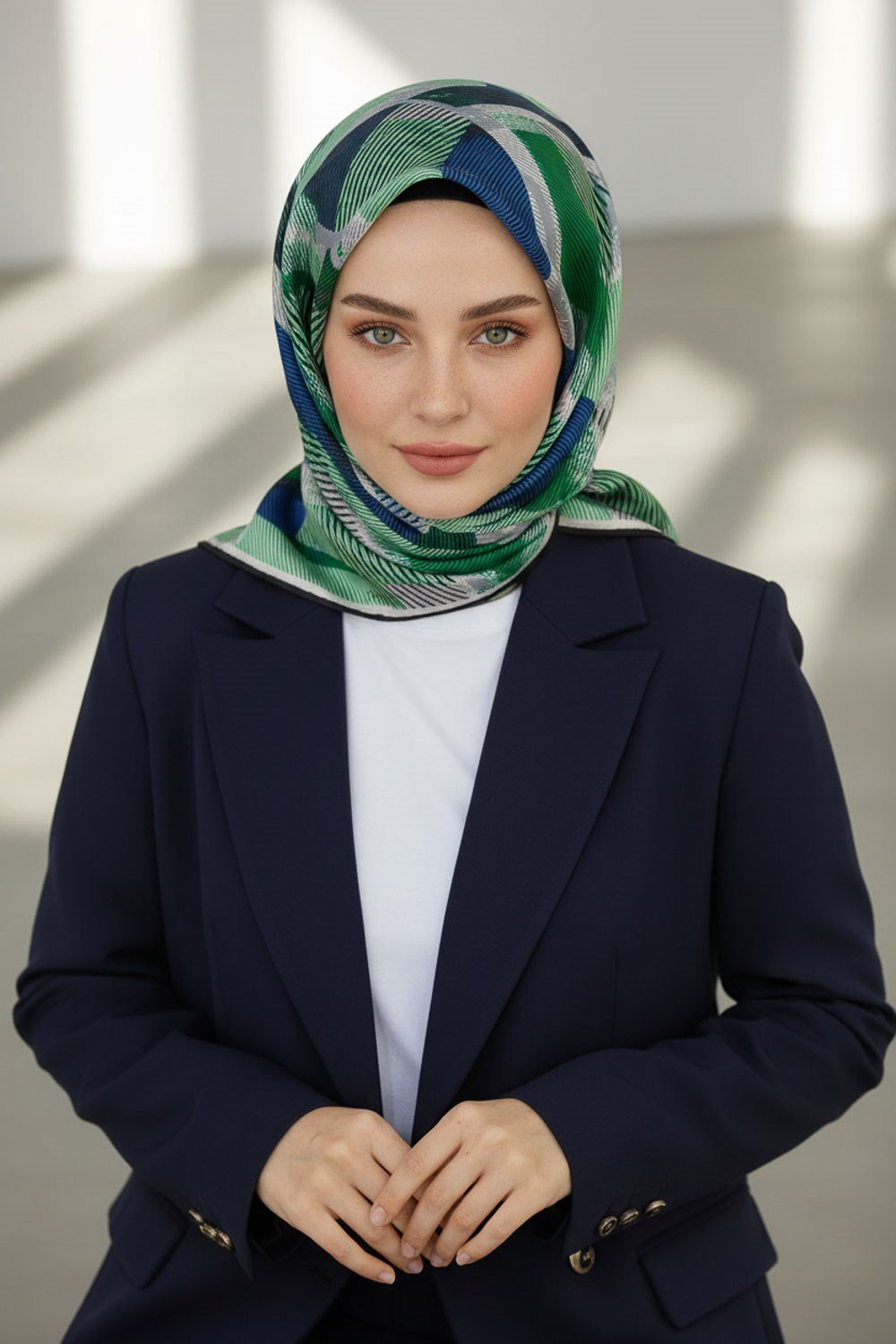 %100 Twill İpek Geometri Desenli Saks - Zümrüt Yeşili Renkli 90x90 Eşarp Kenar Dikiş Şekli El Dikişli