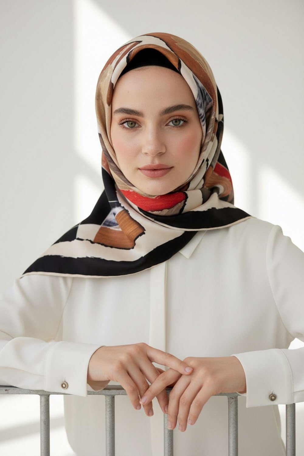 %100 Twill İpek Geometrik Desenli Turuncu - Zümrüt Yeşili Renkli 90x90 Eşarp Dikim Şekli : El Dikişi