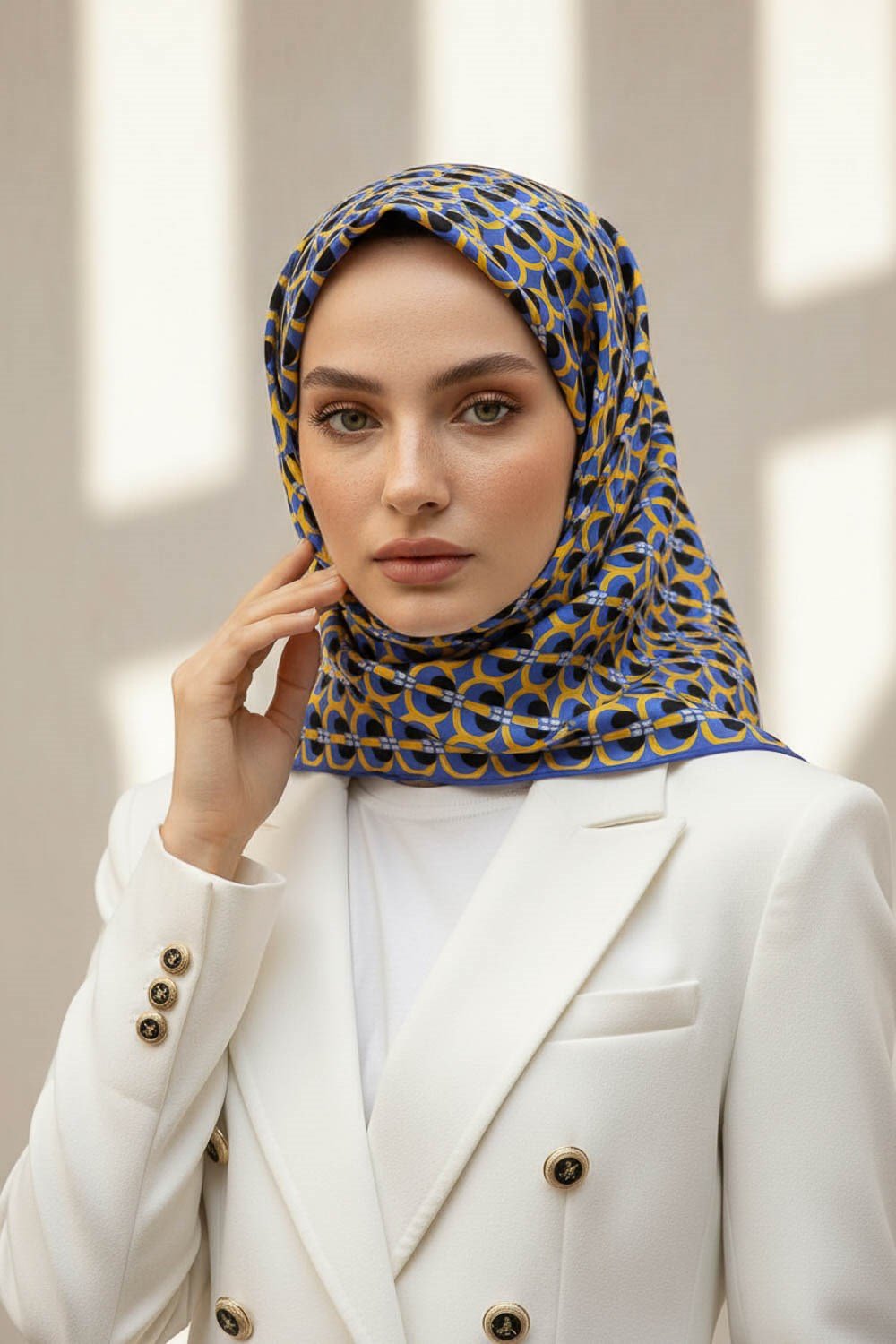 %100 Twill İpek Geometrik Desenli Saks - Gold Renkli 90x90 Eşarp Dikim Şekli : El Dikişi