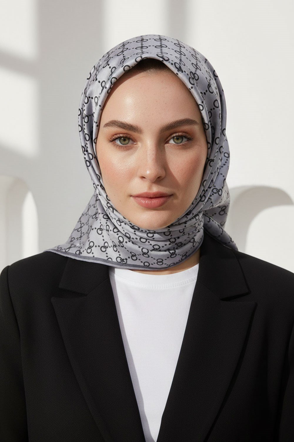 %57 İPEK %43 VİSKON Twill İpek Leopar Desenli Gri Renkli 90x90 Eşarp Dikim Şekli : El Dikişi