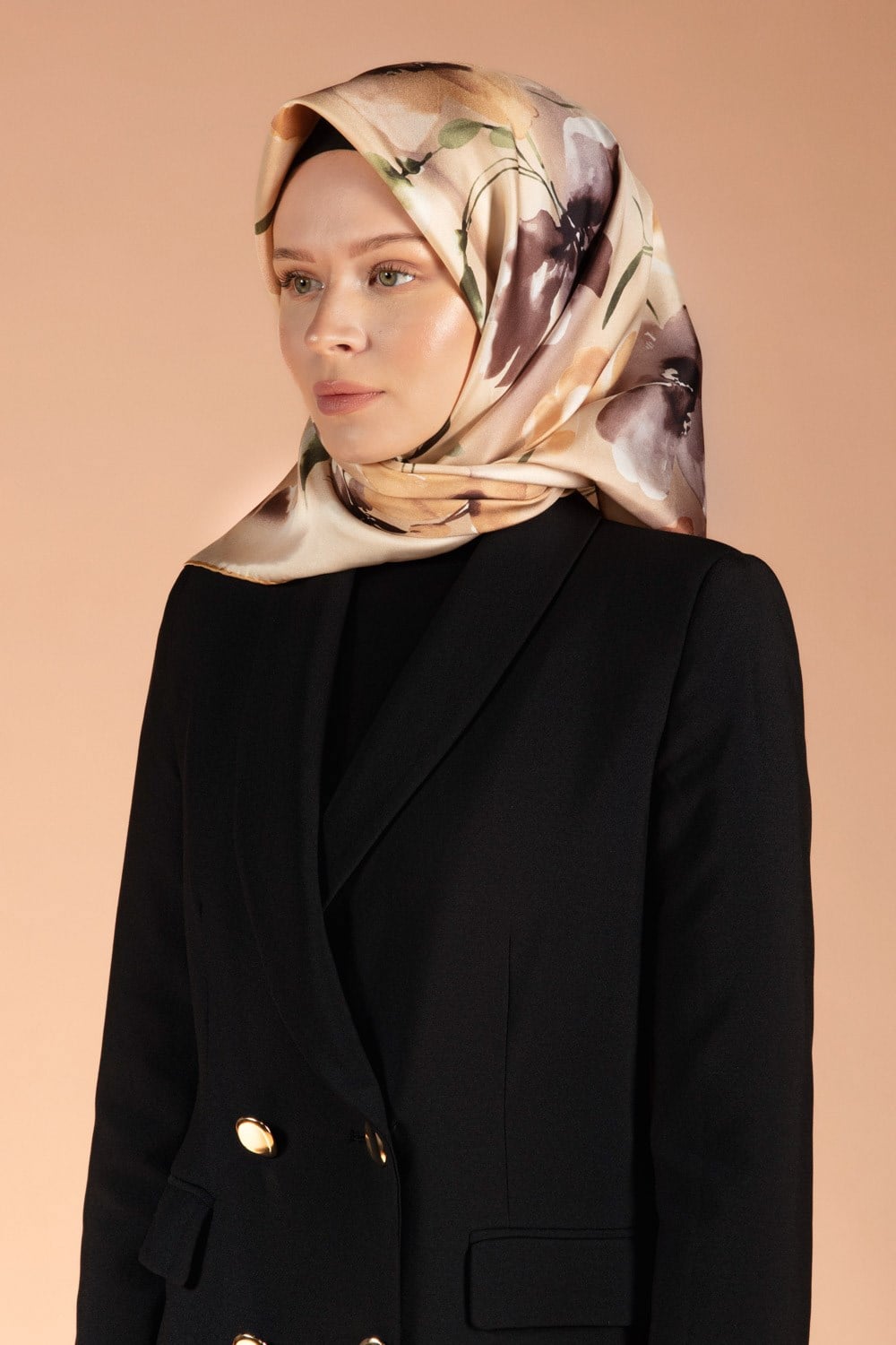 %100 Twill İpek Çiçek Desenli Bej - Sütlü Kahve Renkli 90x90 Dikim Şekli : El Dikişi Eşarp