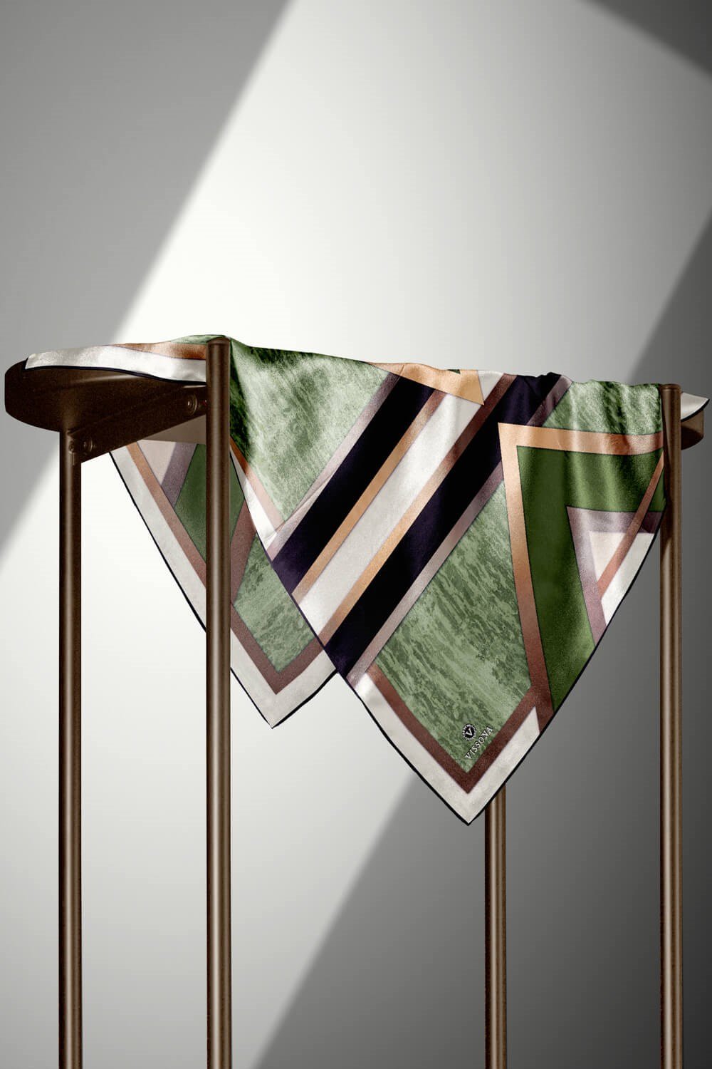 %100 Twill İpek Dokulu Ve Geometrik Desenli Gold - Haki Renkli 90x90 Eşarp Dikim Şekli : El Dikişi