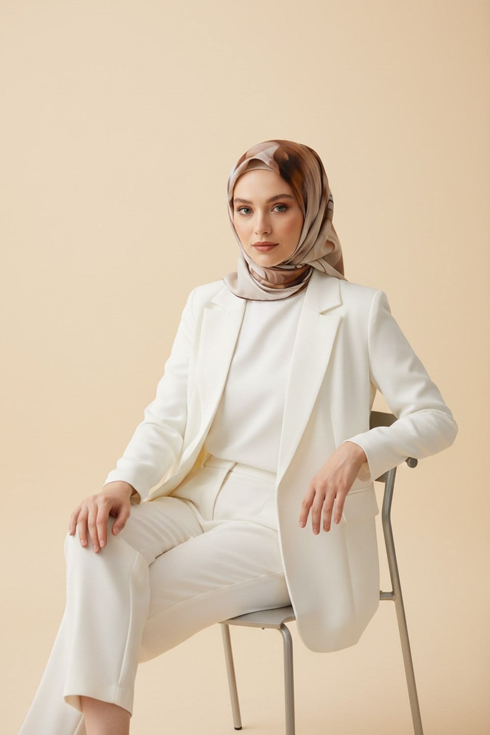 %100 Twill İpek Büyük Çiçek Desenli Kahverengi - Krem Renkli 90x90 Eşarp Dikim Şekli : El Dikişi
