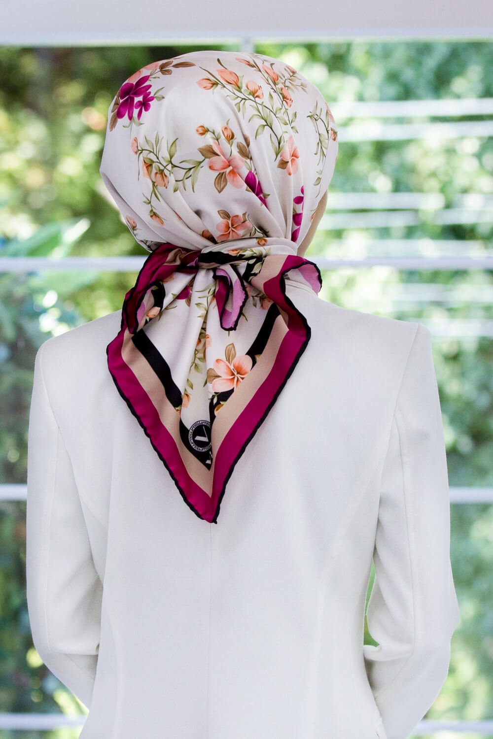 Rayon Çiçek Desenli Mürdüm Renkli 90x90 Eşarp (İpek İçermez) Dikim Şekli : El Dikişi
