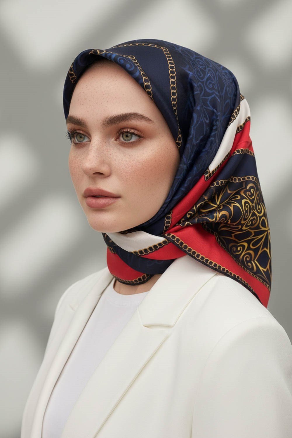 %100 Twill İpek Zincirli Ve Etnik Desenli Kırmızı - Lacivert Renkli 90x90 Eşarp Dikim Şekli : El Dikişi