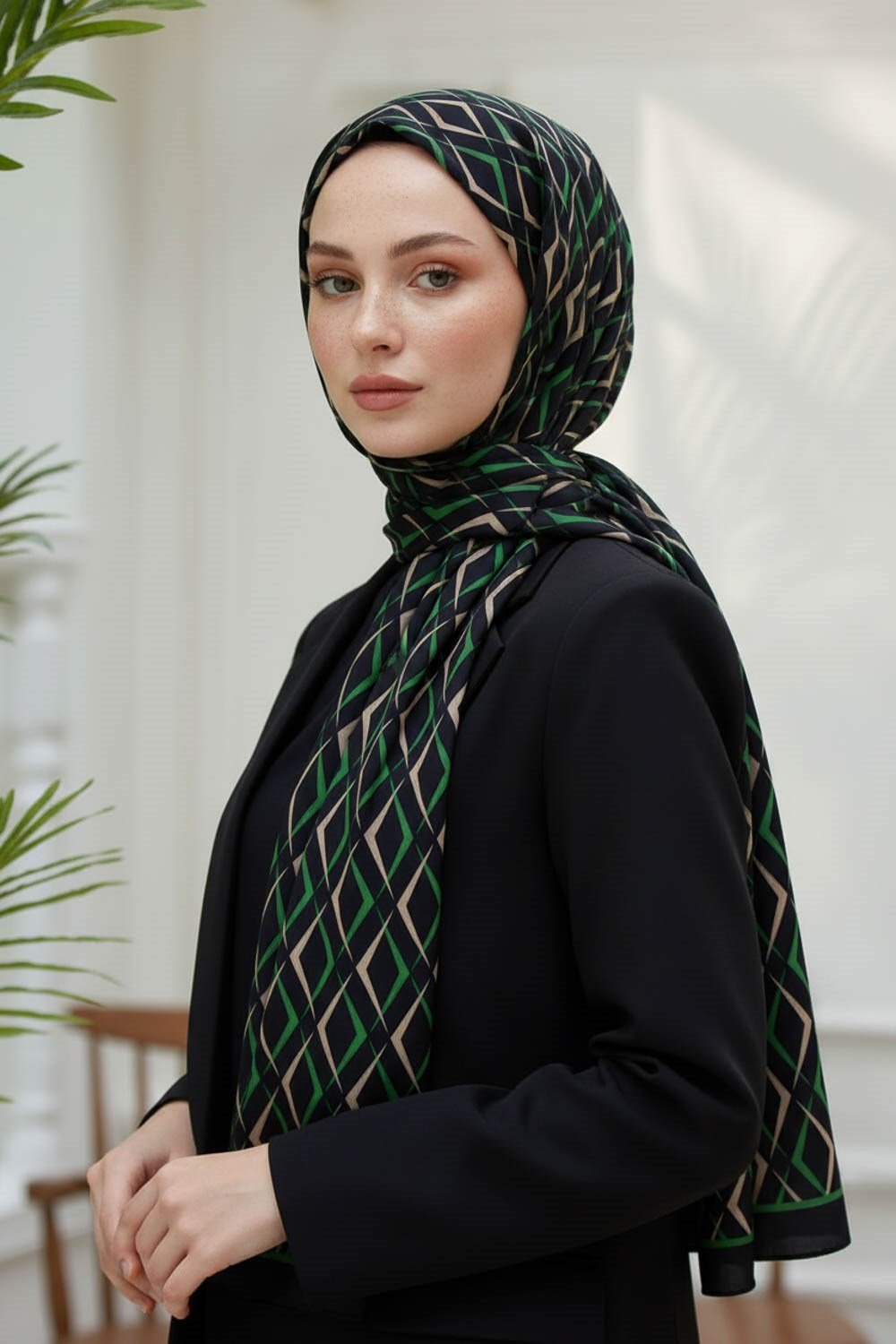KREP GEOMETRİK DESENLİ SİYAH - ZÜMRÜT YEŞİLİ RENKLİ 75X195 KIRIŞMAZ ŞAL