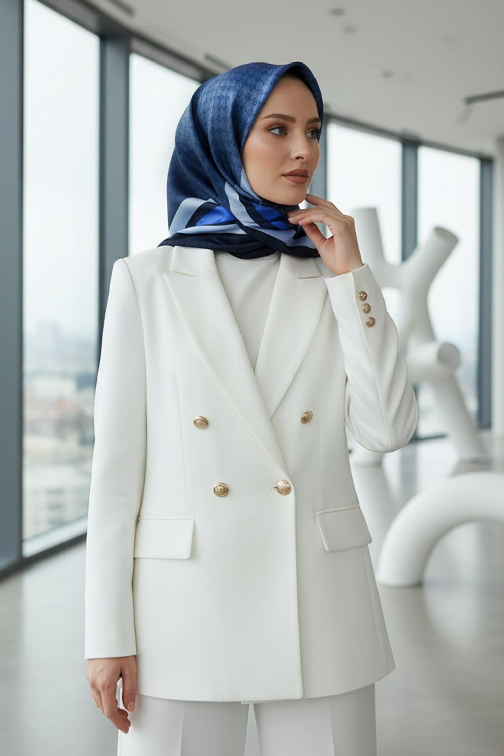 % 57 İPEK % 43 VİSKON Twill İpek Degrade Desenli Lacivert - İndigo Renkli 90x90 Eşarp Dikim Şekli : El Dikişi