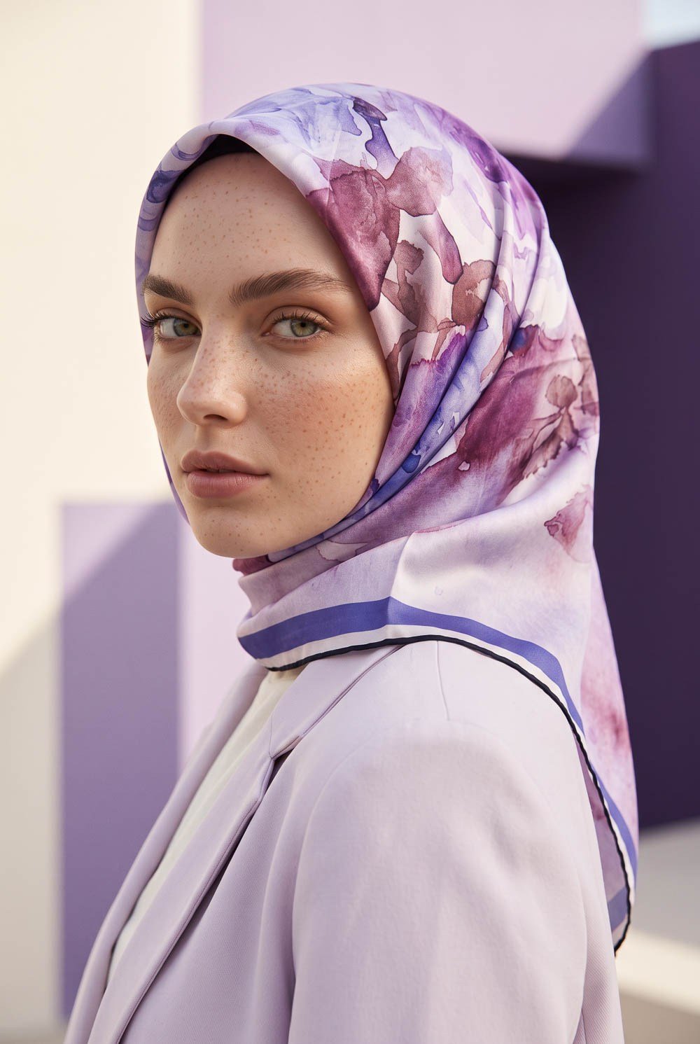 Rayon Çiçek Desenli Mor Renkli 90x90 Eşarp (İpek İçermez) Kenar Dikiş Şekli El Dikişli