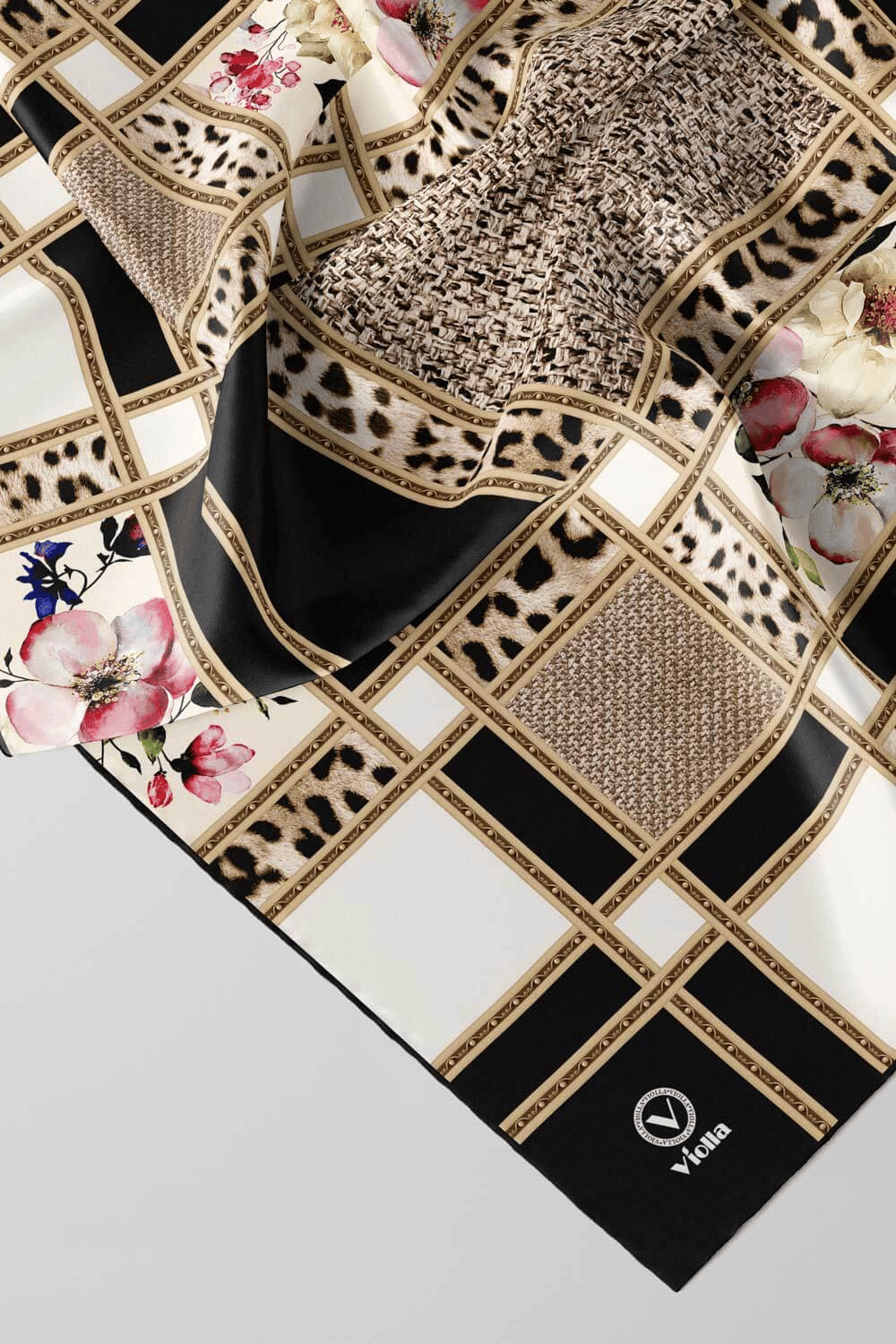 Twill Leopar ve Çiçek Desenli Siyah - Krem Renkli 90x90 Eşarp (İpek İçermez) Dikim Şekli : El Dikişi