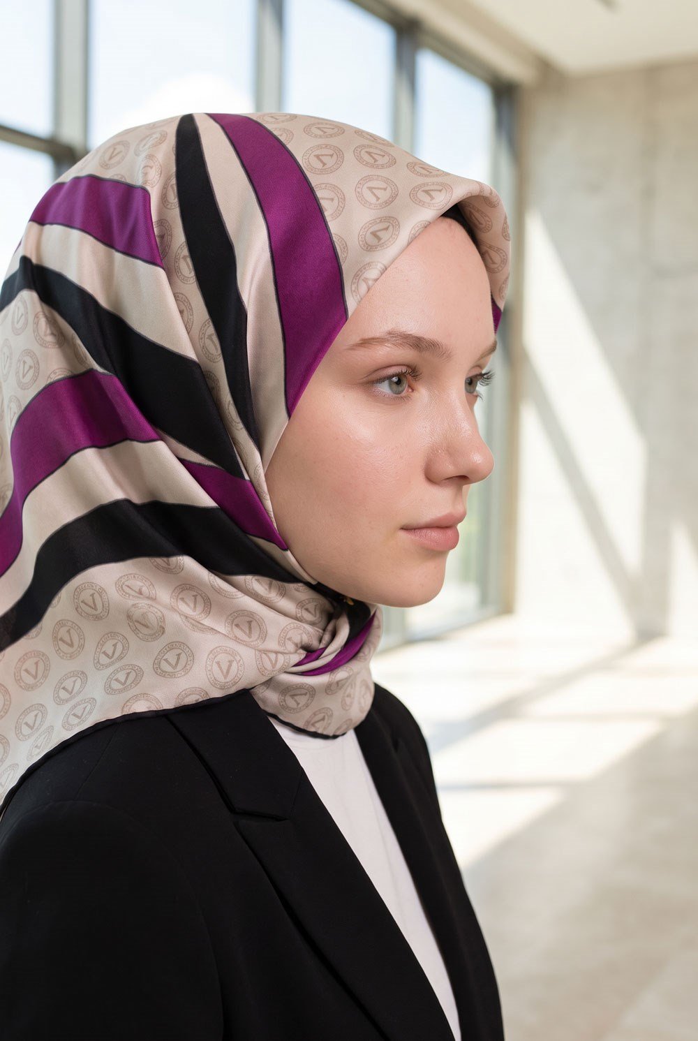 %100 Twill İpek Monogram Ve Geometrik Desenli Krem - Mürdüm Renkli 90x90 Eşarp Dikim Şekli : El Dikişi