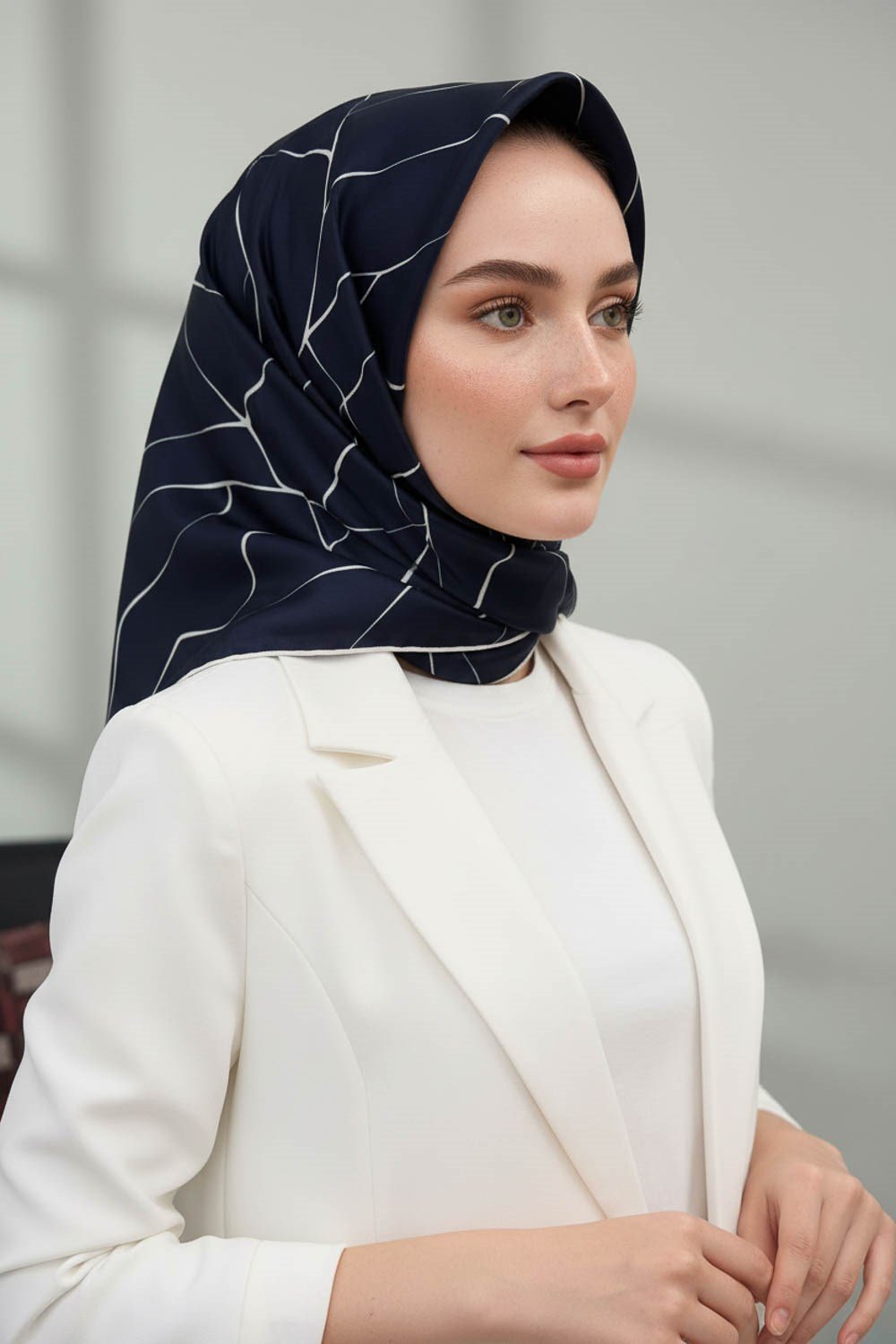 %100 Twill İpek Çizgi Desenli Lacivert - Krem Renkli 90x90 Eşarp Dikim Şekli : El Dikişi