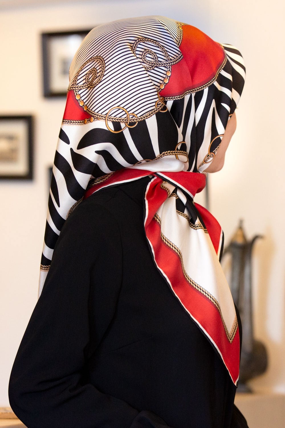 %100 Twill İpek Zincirli Ve Zebra Desenli Kırmızı - Siyah Renkli 90x90 Eşarp Dikim Şekli : El Dikişi