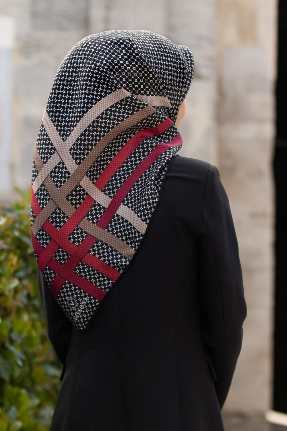 %100 Twill İpek Bantlı Monogram Desenli Siyah - Kırmızı Renkli 90x90 Eşarp Dikim Şekli : El Dikişi