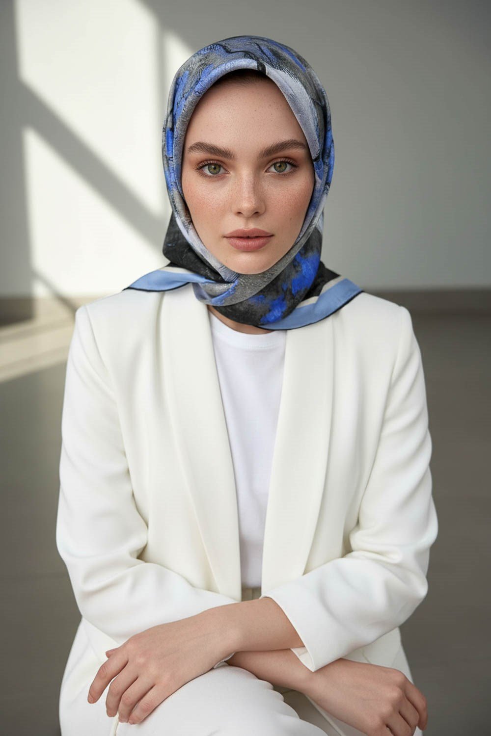 %100 Twill İpek Yağlı Boya Çiçek Desenli İndigo Renkli 90x90 Eşarp Dikim Şekli : El Dikişi